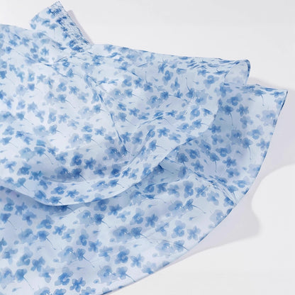 Robe bleue imprimée coupe slim au style féerique de villégiature.